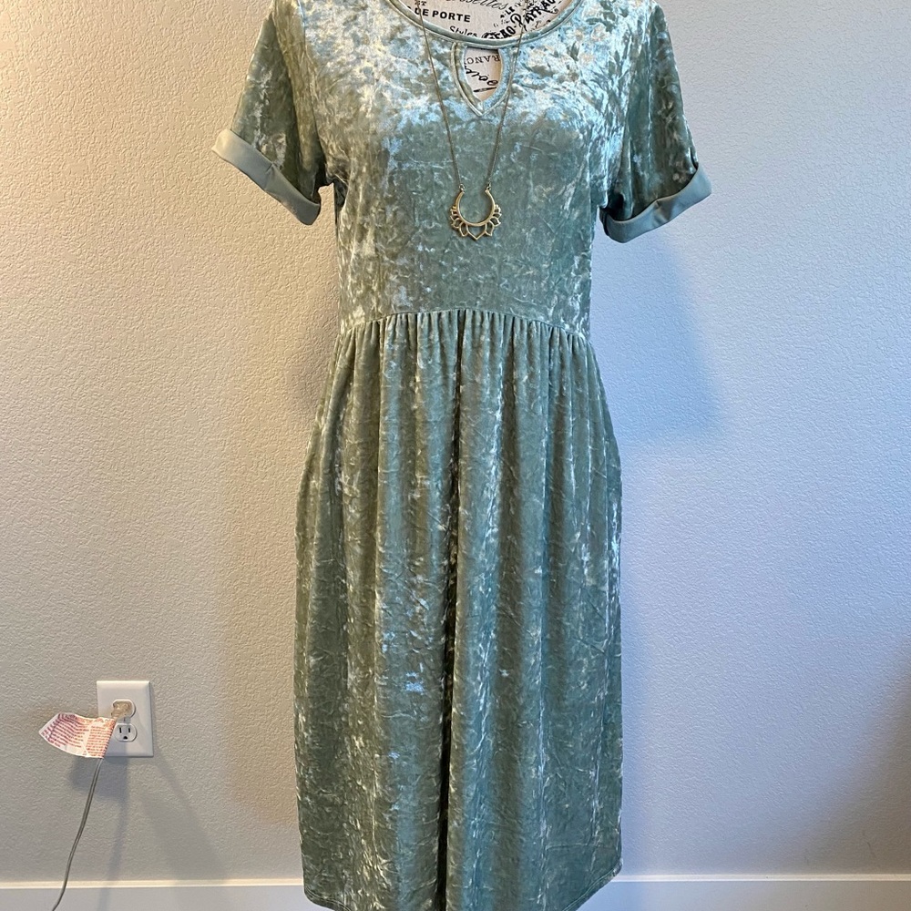 ❤️Tea N Rose Crushed Velvet Midi Dress in Green- M- short sleeve keyhole n…